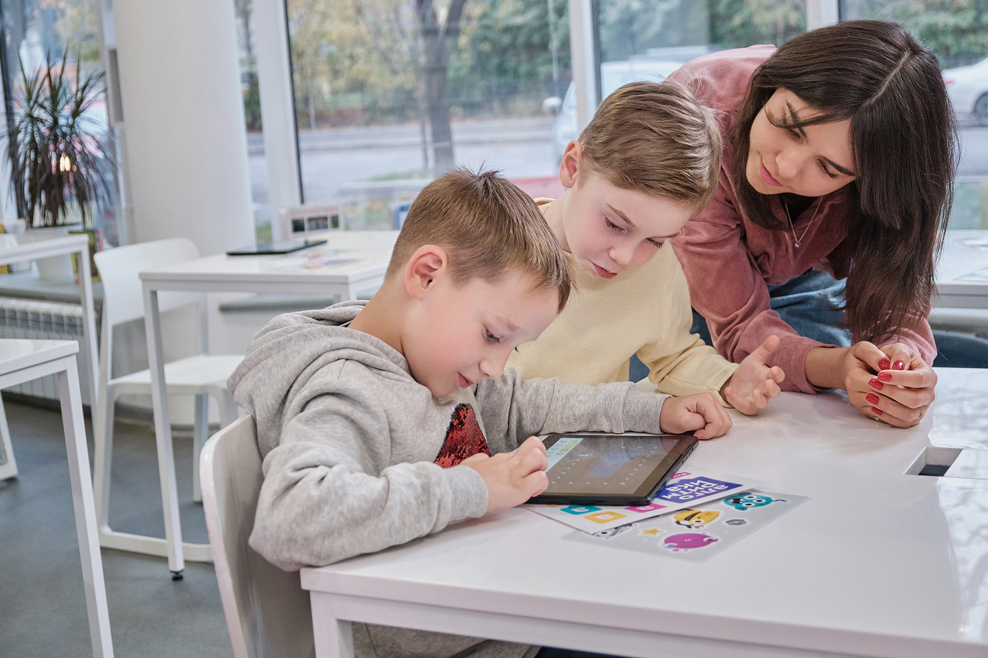 Learning algoritmika az. Дополнительные занятия. Алгоритмика летние интенсивы. Алгоритмика обои. Заставка школы Алгоритмика.